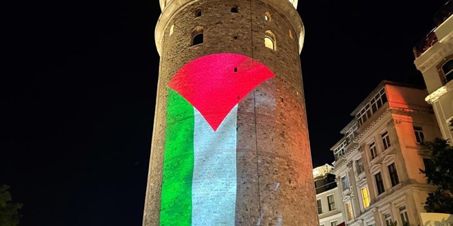 Galata Kulesi'ne Filistin bayrağı yansıtıldı