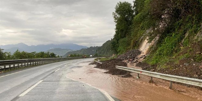 Artvin'i sağanak vurdu: Yollar göle döndü