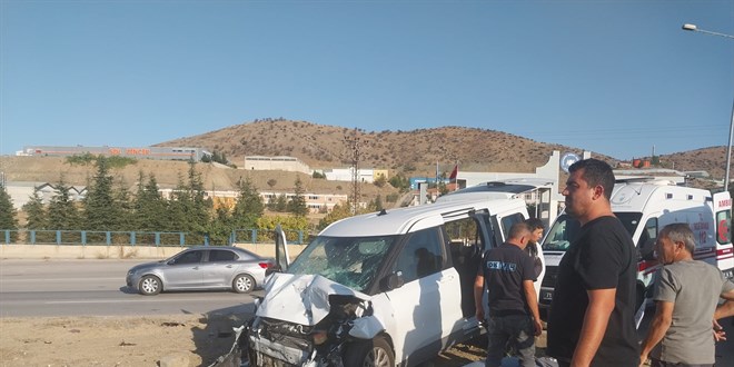 Otomobil ile hafif ticari aracın çarpıştığı kazada 1 kişi öldü, 1 kişi yaralandı
