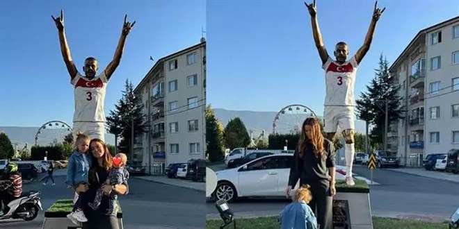 Merih Demiral'ın heykelinin önünde eşi fotoğraf çektirdi