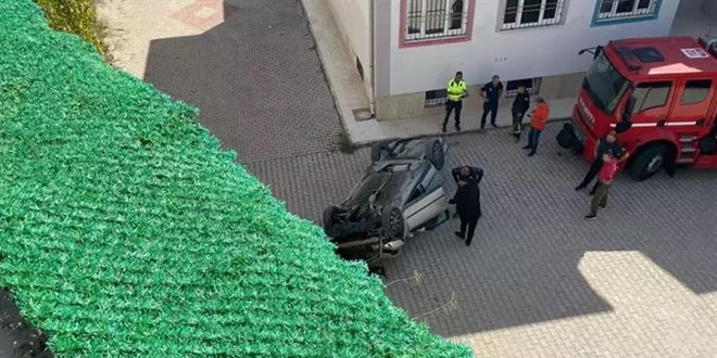 Okul bahçesine düşen otomobilin sürücüsü yaralandı