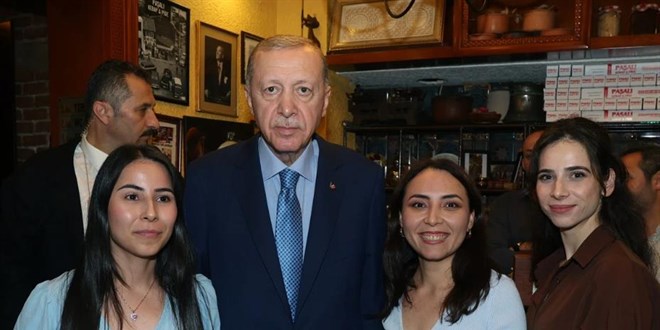 Cumhurbaşkanı Erdoğan, Üsküdar'da esnaf ve vatandaşlarla buluştu