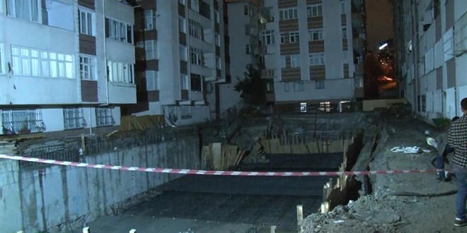 Küçükçekmece'de toprak kayması: Bir bina boşaltıldı