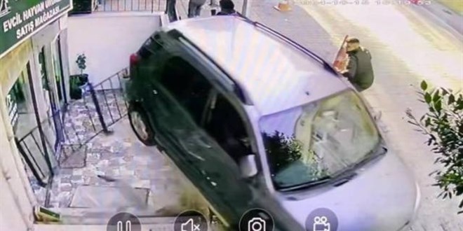Vitesleri karıştırdı, gaza basınca merdiven boşluğuna düştü