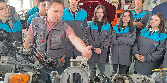 Kadın motor ustası adayları lisede mesleğin inceliklerini öğreniyor