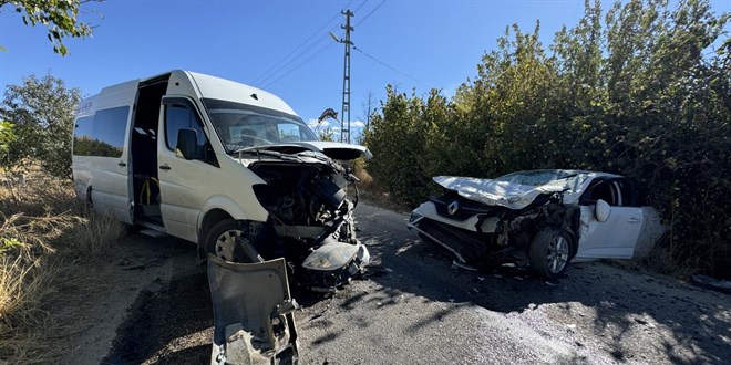 Otomobil ile öğrenci servisi çarpıştı: 2'si ağır 4 yaralı