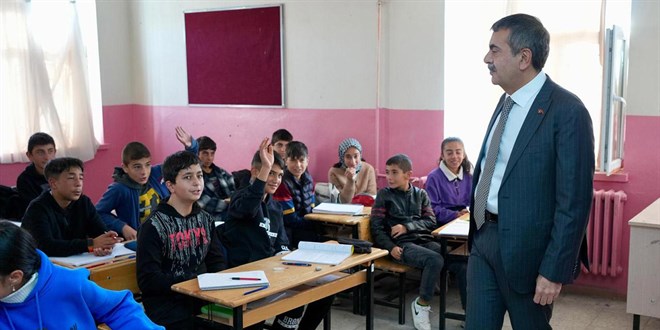 Bakan Tekin, köy okullarını ziyaret etti