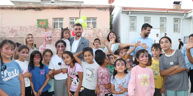 Öğretmen ve memurlar köylerdeki çocukları etkinliklerle eğlendiriyor