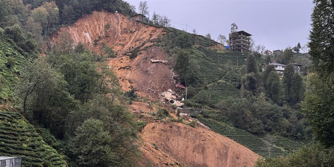 Rize'de heyelan sonucu 2 ev toprak altında kaldı