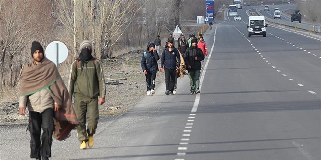 Kars'ta Afganistan uyruklu 21 düzensiz göçmen sahte İran pasaportuyla yakalandı