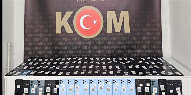TEM'de durdurulan araçta 140 adet kaçak cep telefonu ele geçirildi