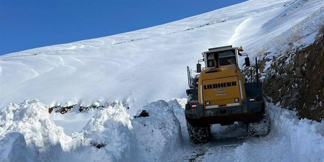 Hakkari'de ekimde 1 metre kar kalınlığı
