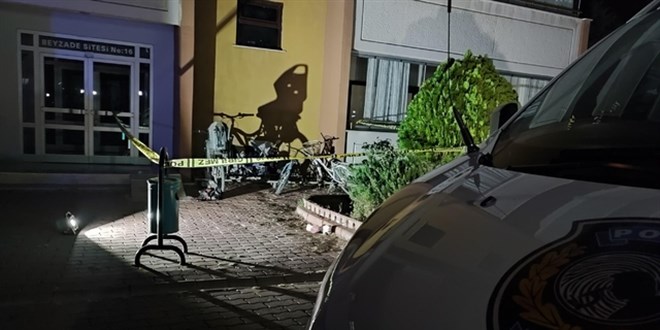Öğretmen koca, ayrı yaşadığı öğretmen eşini bıçakla öldürdü