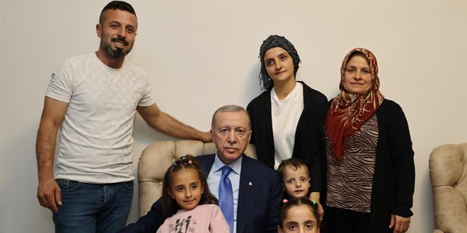 Erdoğan, depremin 5. gününde kurtarılan aileyi yeni konutunda ziyaret etti