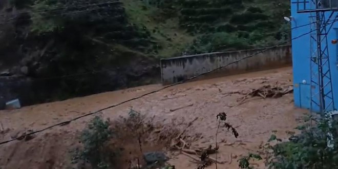 Rize'de sağanak: Derede su seviyesi yükseldi, heyelan oldu