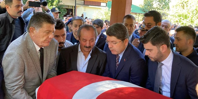 Bakan Tunç, maden ocağındaki göçükte hayatını kaybeden işçinin cenazesine katıldı