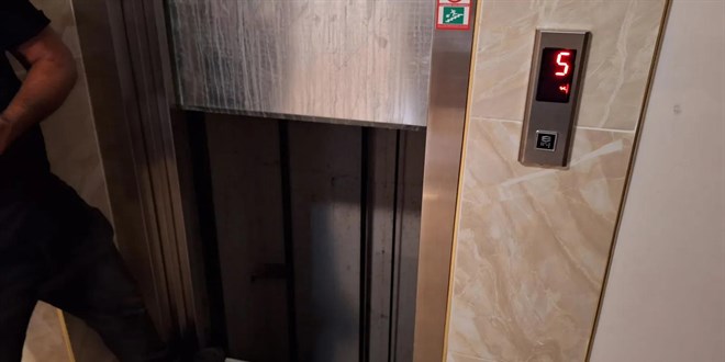 Kabini arızalı asansörde, 4'üncü kattan boşluğa düşüp öldü