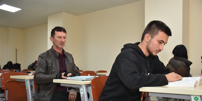Yarım kalan üniversite hayalini oğluyla aynı fakültede gerçekleştiriyor