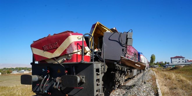 Yolcu treni beton pompasına çarptı: 1 makinist öldü