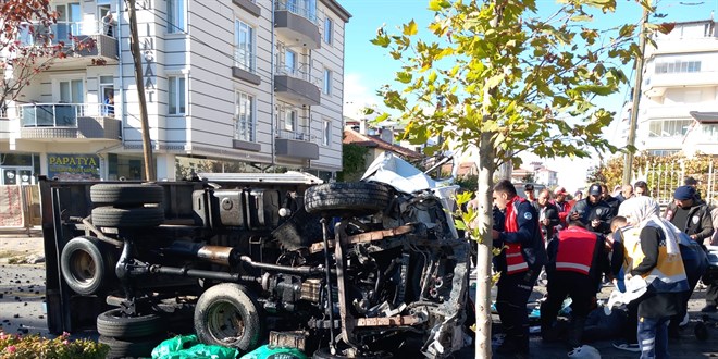 Freni patlayan kamyon otomobile çarptı: 1 kişi öldü, 6 kişi yaralandı