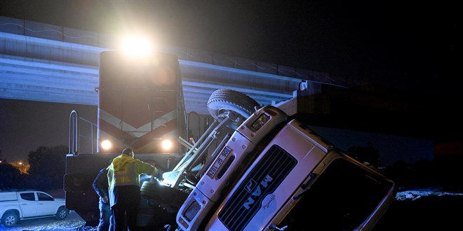 Yolcu treni raylarda bırakılan beton pompası aracına çarptı