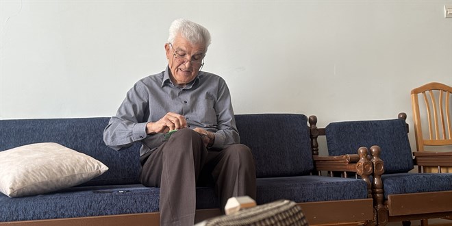 Eşinin yarım bıraktığı kurs sayesinde 73 yaşında tel kırma öğrendi