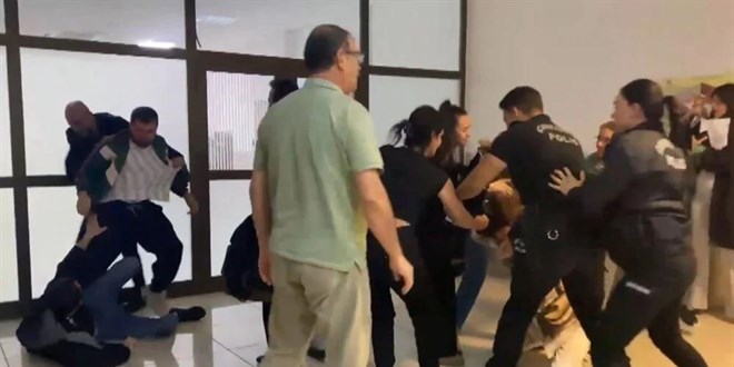 Cinayet davası öncesinde olay: Adliye koridoru bir anda karıştı