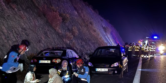 5 araç tırdan düşen tomruklara çarptı: 1 kişi öldü, 9 kişi yaralandı