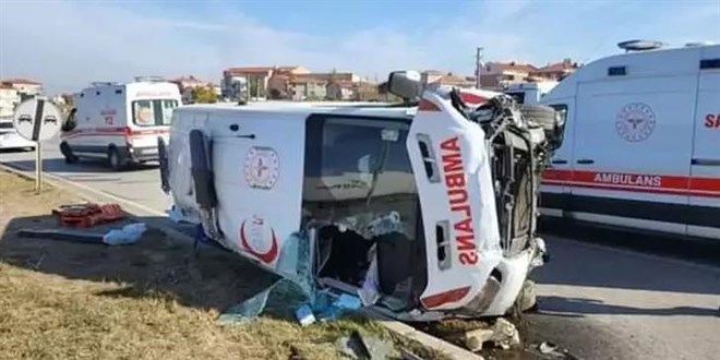 Hasta taşıyan ambulansla otomobil çarpıştı: 3'ü sağlık çalışanı, 7 yaralı