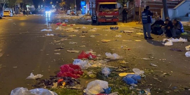 Belediye ile zam konusunda anlaşamayan işçiler çöpleri toplamadı