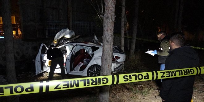 Refüje çarpan otomobil hastane bahçesinde alev aldı: 3 ölü