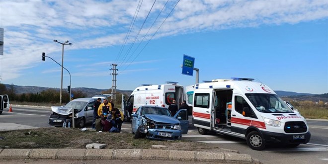 Bolu'da otomobil ile hafif ticari araç çarpıştı: 8 yaralı
