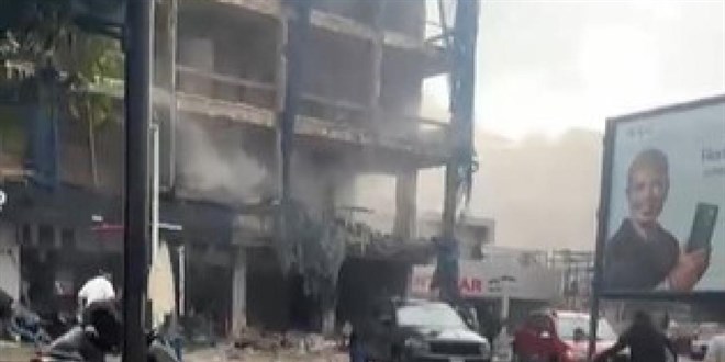 Katil İsrail Beyrut'un Dahiye bölgesinde bir apartmanı vurdu: 11 ölü