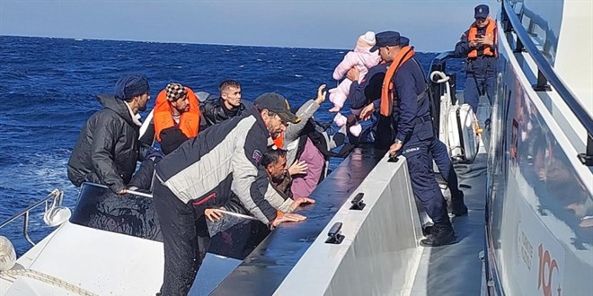 Çanakkale Bozcaada açıklarında 19 düzensiz göçmen kurtarıldı