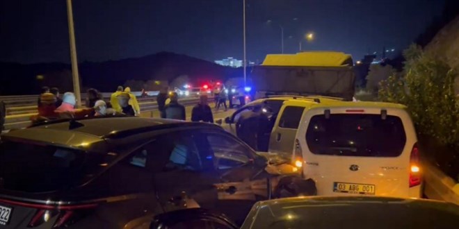 Afyonkarahisar'da 9 araç birbirine girdi: 18 yaralı