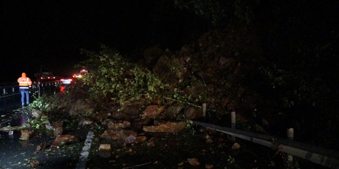 Rize'de heyelan: Karadeniz Sahil Yolu tek yönlü ulaşıma kapandı