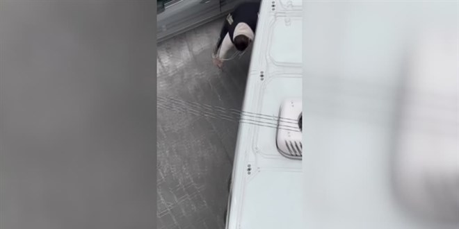 Kendisine yol vermeyen sürücünün aracının lastiklerini patlattı