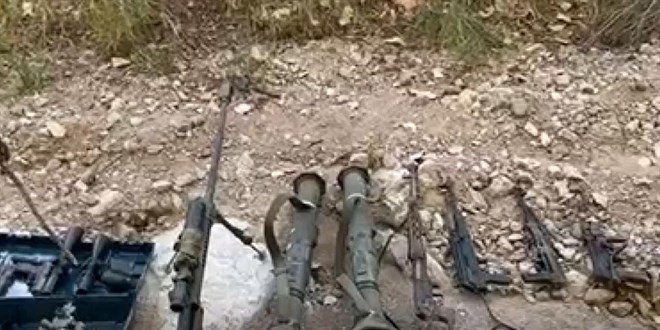 Pençe-Kilit bölgesinde teröristlere ait çok sayıda silah ve mühimmat ele geçirildi