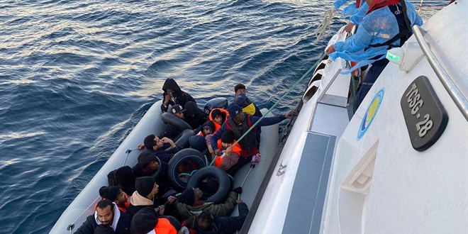 İzmir'de düzensiz göçmen operasyonu: 109 kaçak göçmen kurtarıldı