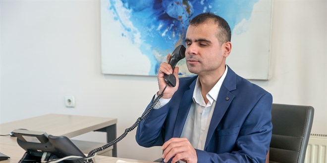 Görme engelli santral görevlisi, üniversitenin telefon trafiğini yönetiyor
