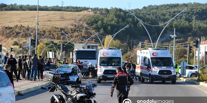 Uşak'ta trafik kazasında 2'si polis 4 kişi yaralandı