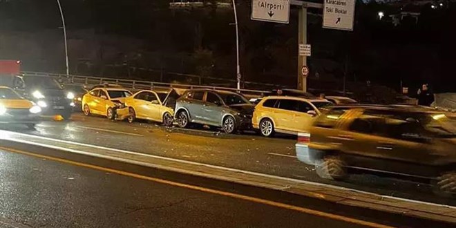 Ankara'da 8 aracın karıştığı zincirleme kaza: 2 yaralı