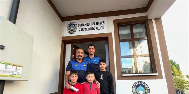 Bilecik'te ilkokul öğrencileri yolda buldukları 16 bin lirayı zabıtaya teslim etti