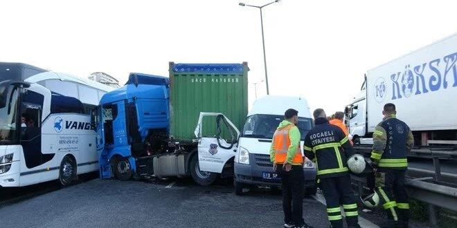 TEM'de zincirleme kaza: 4'ü jandarma personeli 5 kişi yaralandı