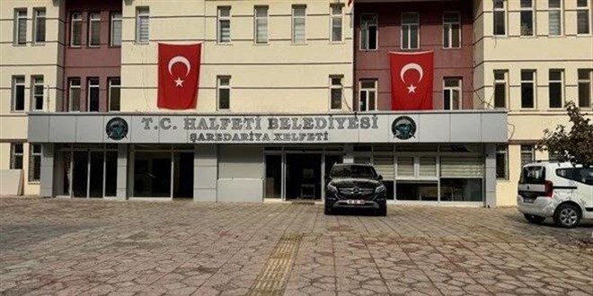 Halfeti Belediyesi önünde polislere taşlı saldırı: 10 şüpheli tutuklandı