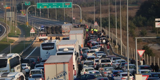 Anadolu Otoyolu'nda TIR devrildi: Ankara yönü ulaşıma kapandı