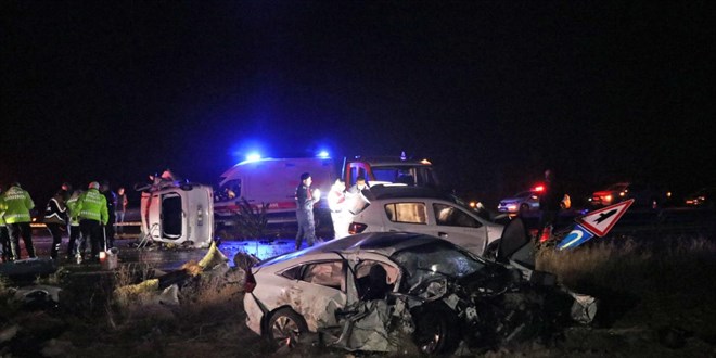 Burdur'da 2 otomobil ile hafif ticari araç çarpıştı: 1 ölü, 7 yaralı