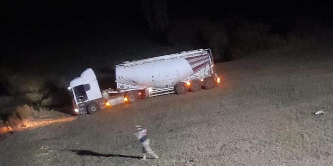 Karşı şeride geçen tır tarlaya savruldu: 1 ölü, 2 yaralı