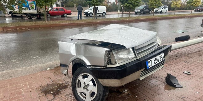 Direğe çarpan otomobil ikiye bölündü