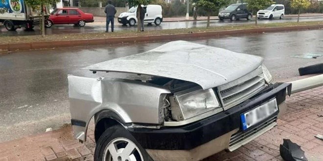 Direğe çarpan otomobil ikiye bölündü
